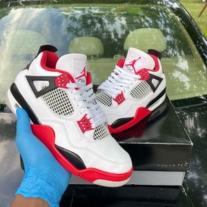 Jordan 4 Retro
Fire Red (2020)